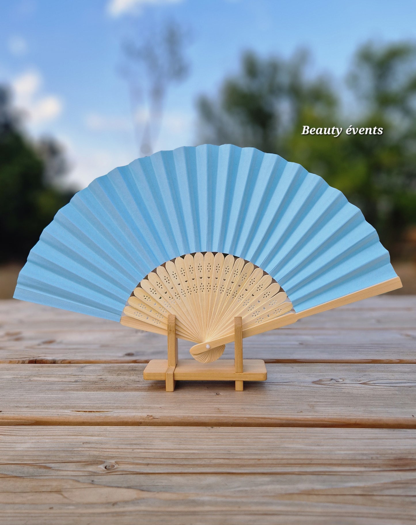Éventail pliant bois & papier bleu - Beauty Events