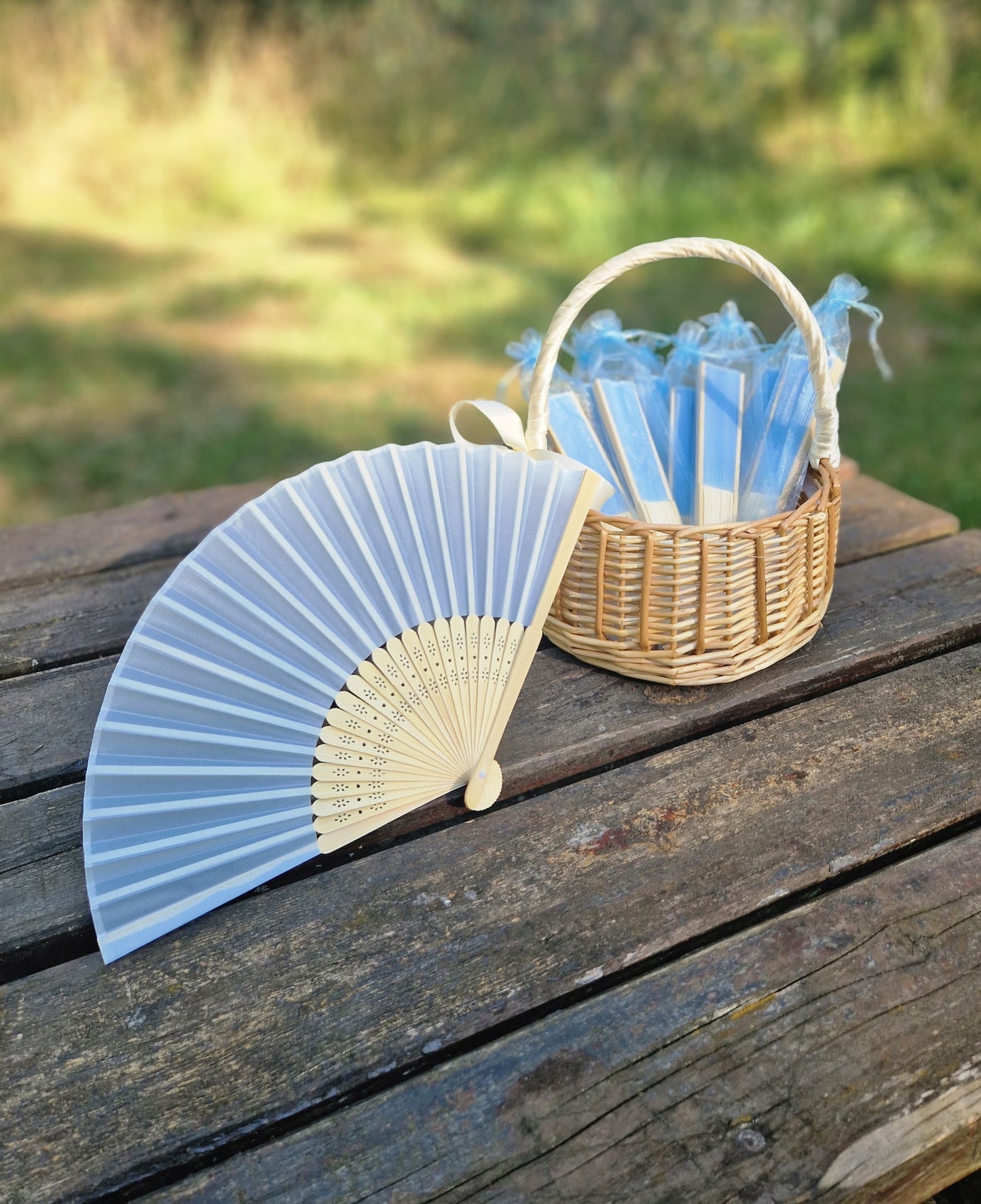 Éventails en tissu bleu ciel et bambou - Avec pochette organza