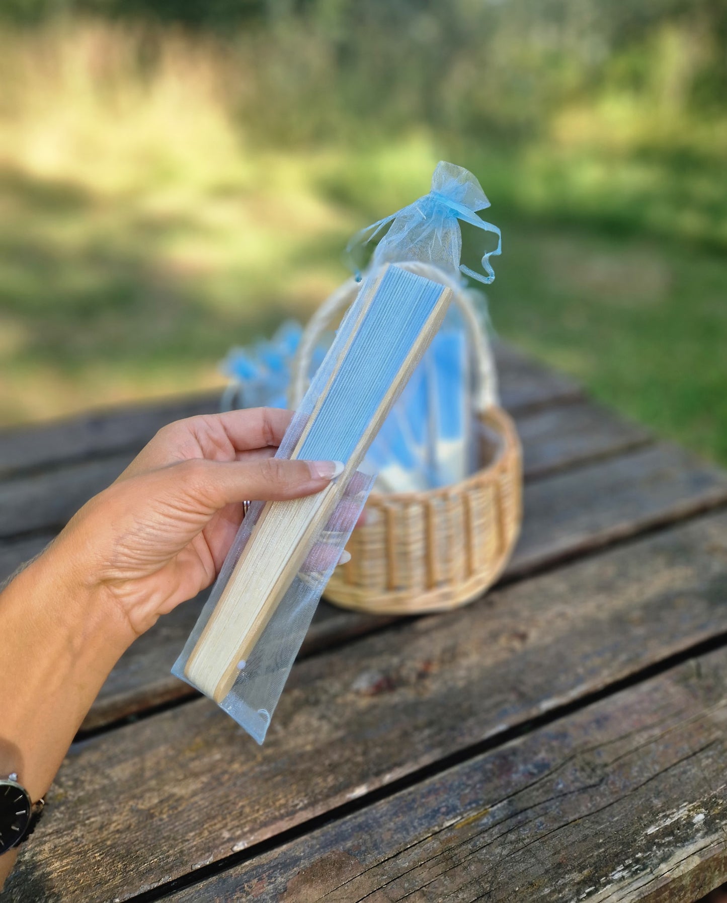 Éventails en tissu bleu ciel et bambou - Avec pochette organza
