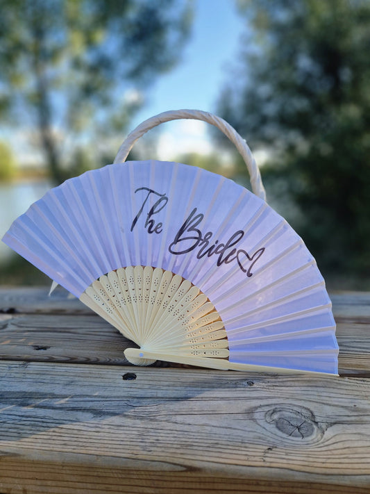 Éventail en bois et tissu blanc "The Bride" avec cœur, accessoire pour mariée avec dragonne