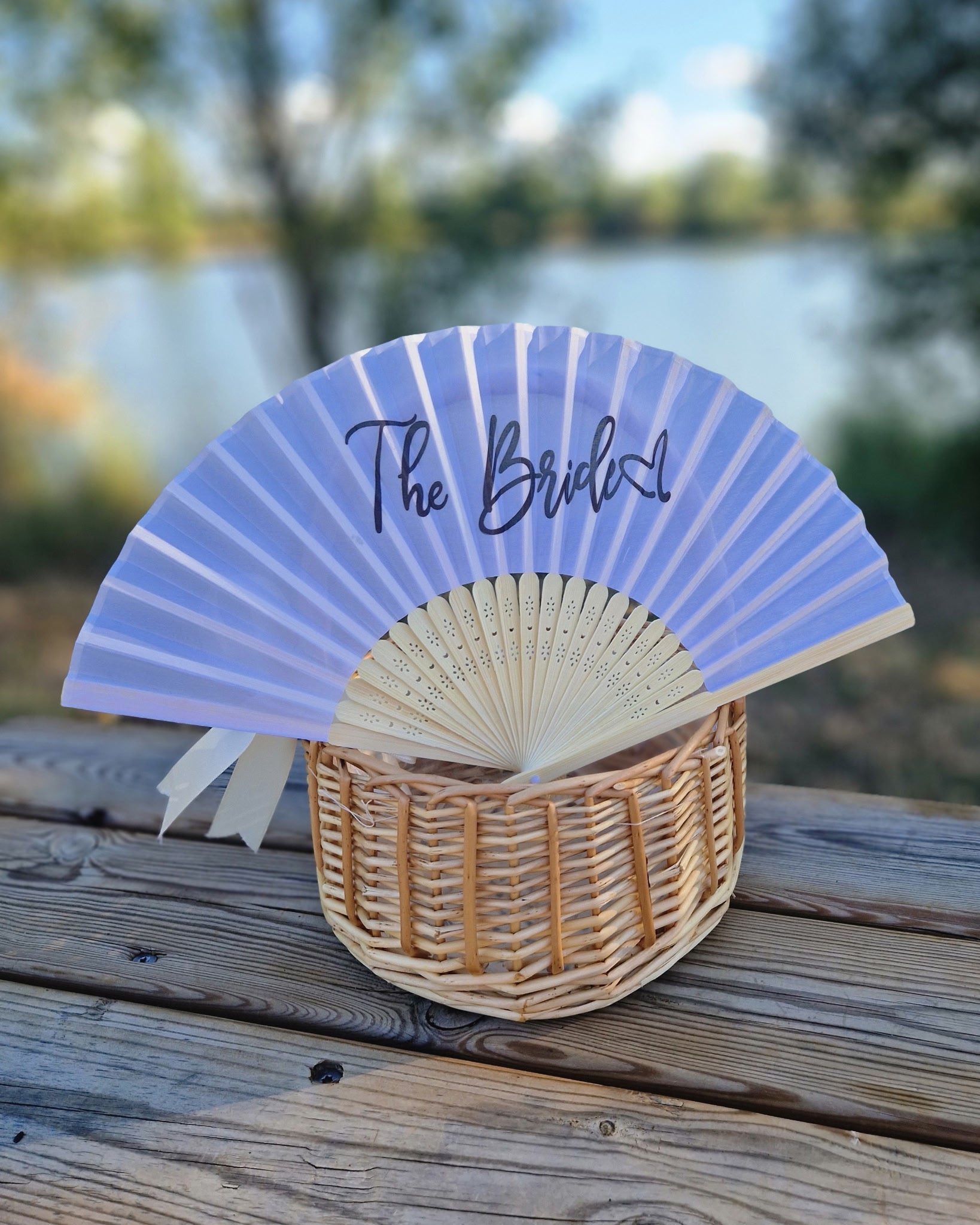 Éventail "The Bride" en bois et tissu, présenté dans un panier en osier pour mariage