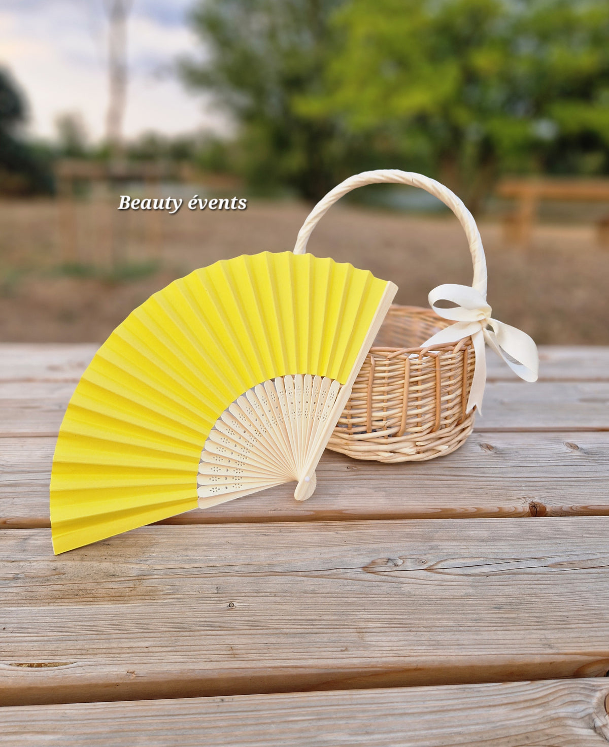 Éventail pliant bois & papier jaune - Beauty Events