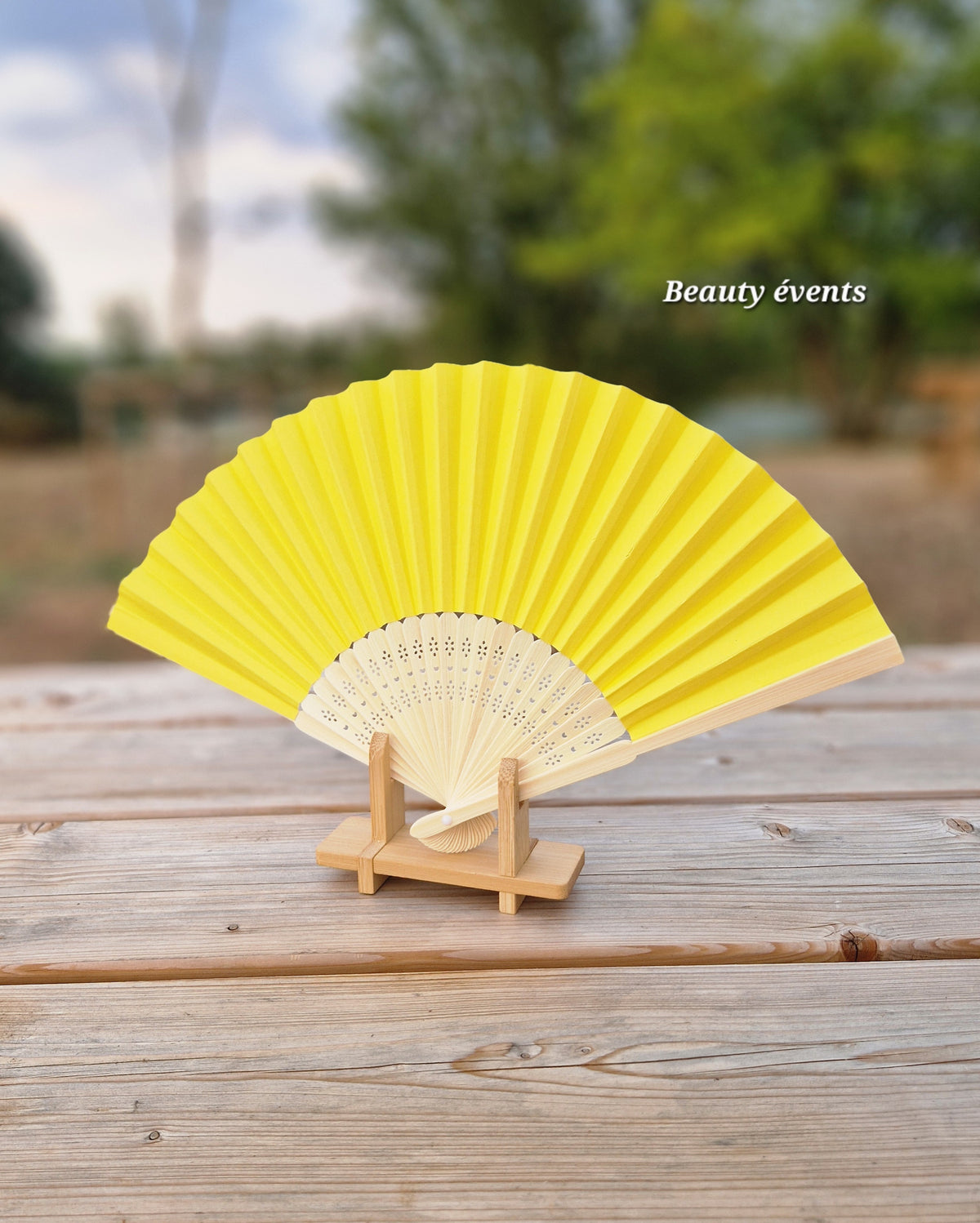 Éventail pliant bois & papier jaune - Beauty Events