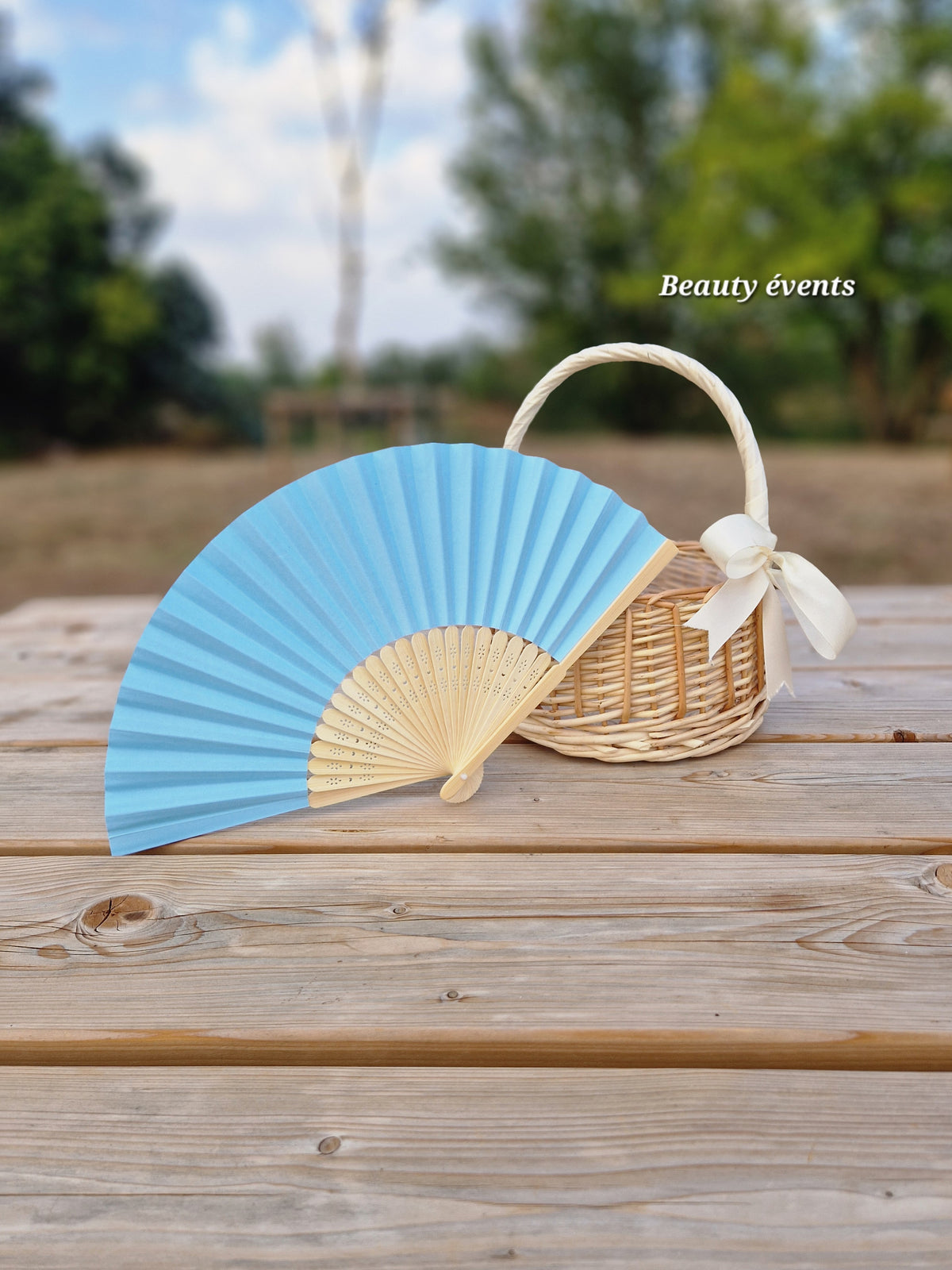 Éventail pliant bois & papier bleu - Beauty Events