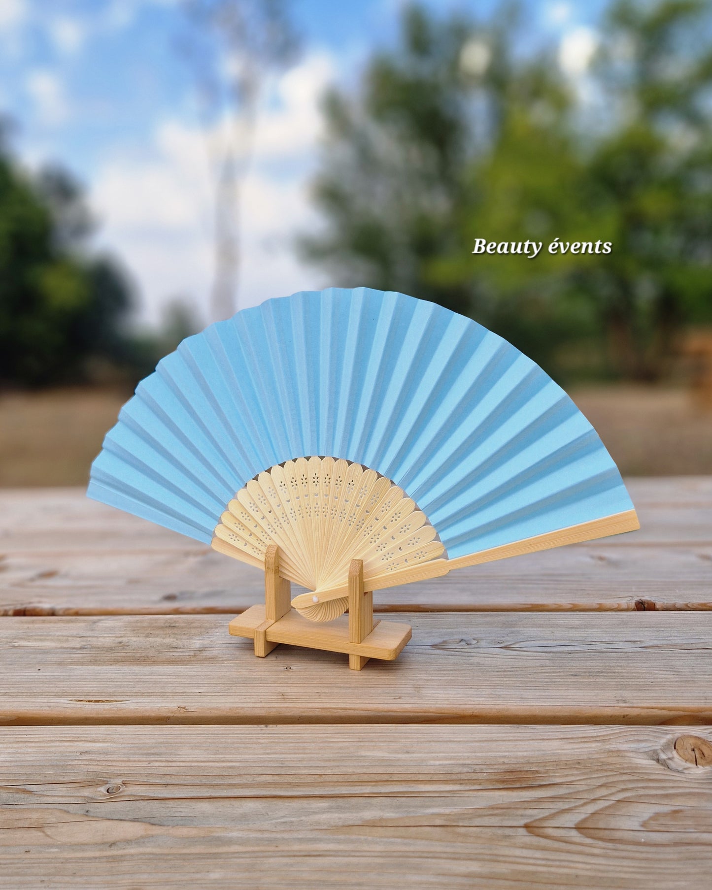 Éventail pliant bois & papier bleu - Beauty Events